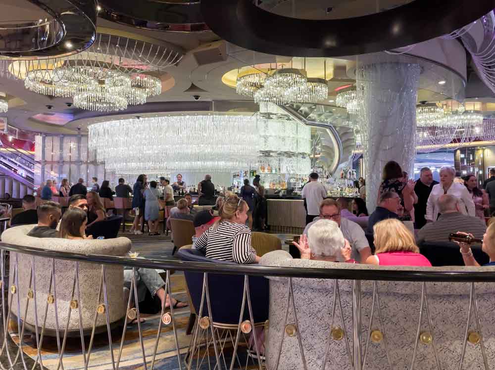Cosmo Chandalier Lounge